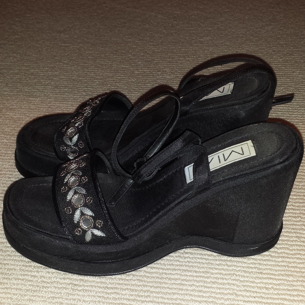 Mia Platform Sandals, black w/ silver accents EUC